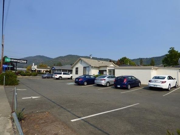 1325 NE 7th St, Grants Pass, OR 97526